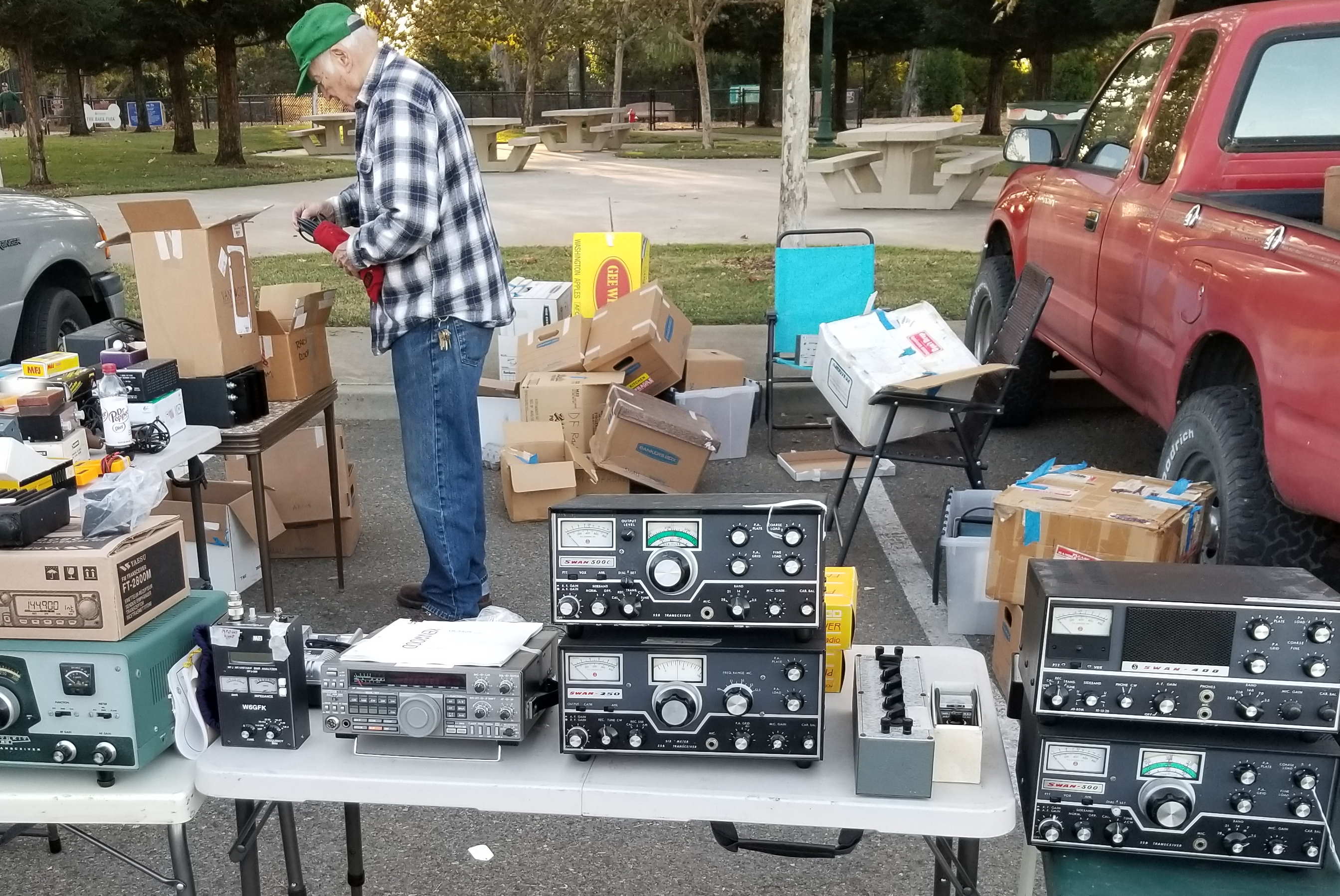 A table full of vintage radios